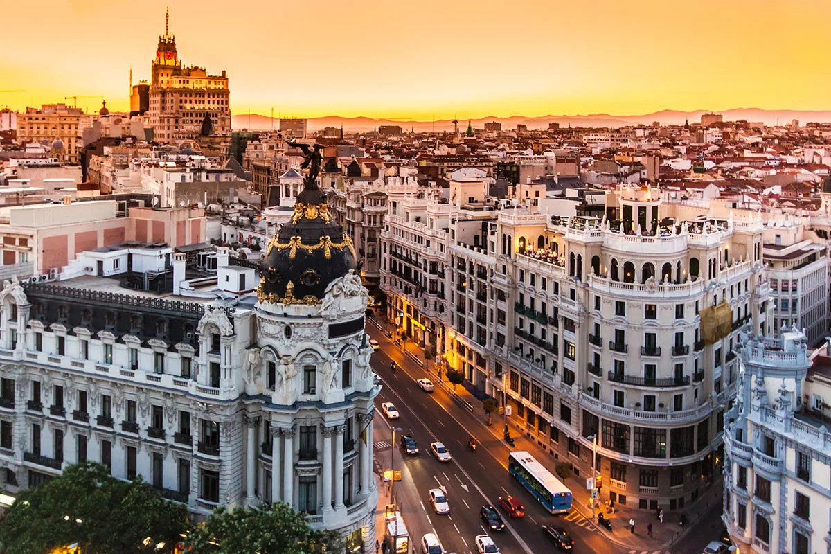 Gran Vía i Madrid med Metropolisbyggnaden i solnedgång