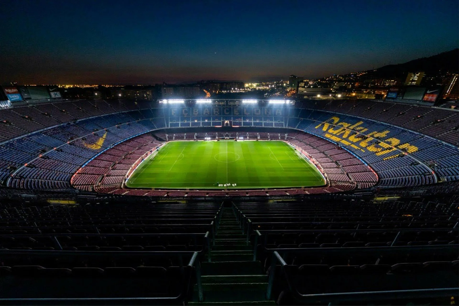 Camp Nou i Barcelona en kväll med strålkastarna tända över planen