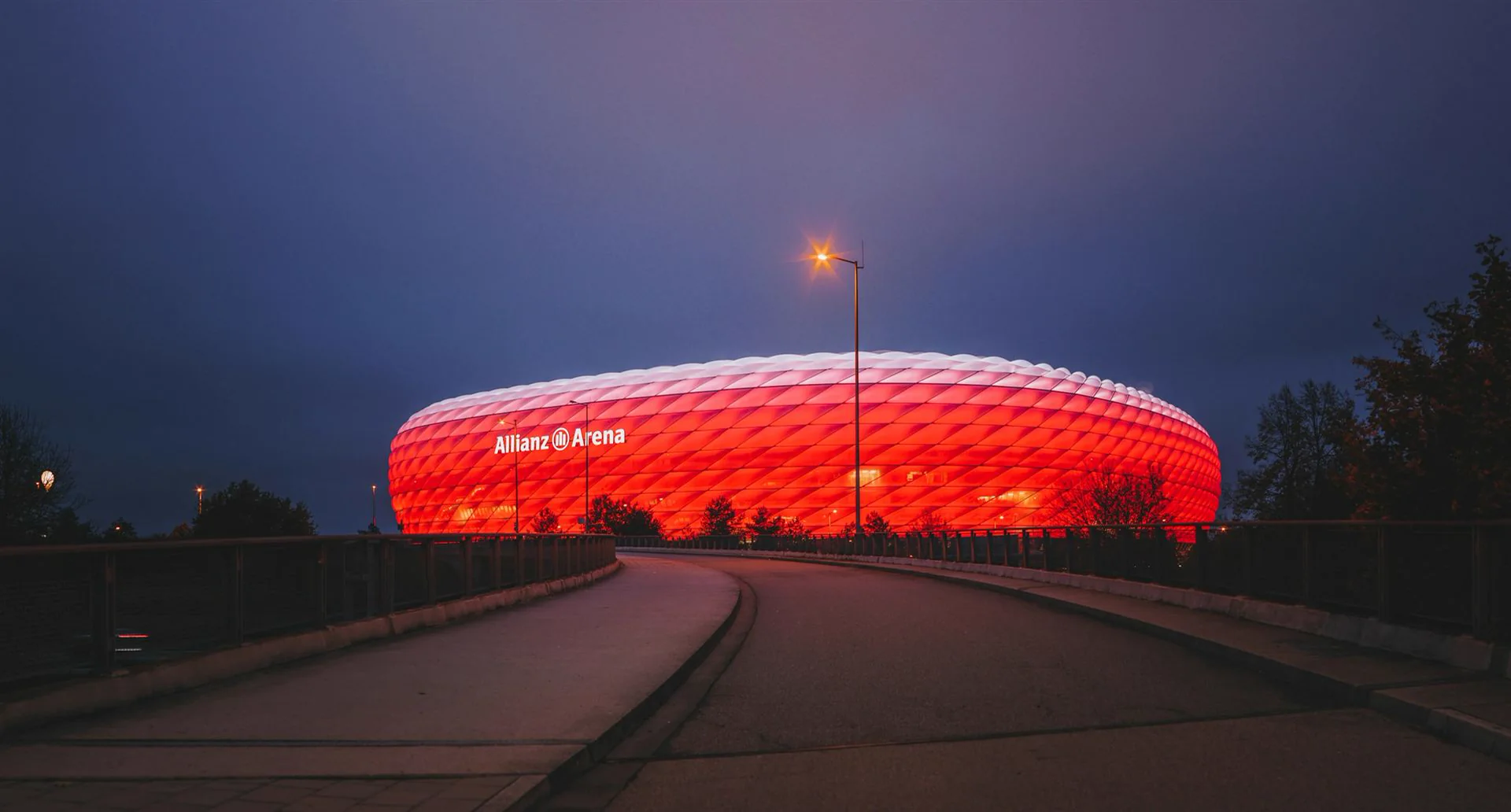 Allianz Arena i München upplyst i rött en kväll