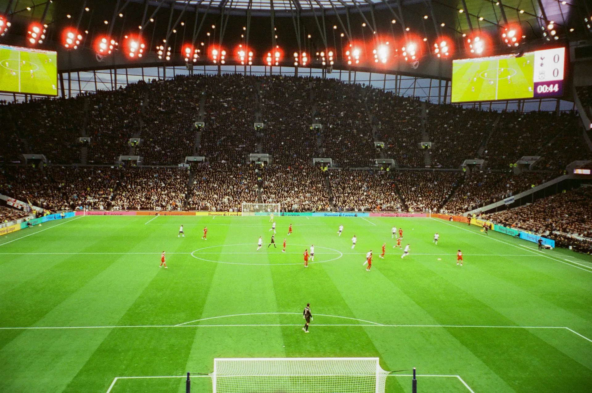 Fullsatta Tottenham Hotspur Stadium under en Premier League-match i strålkastarljus