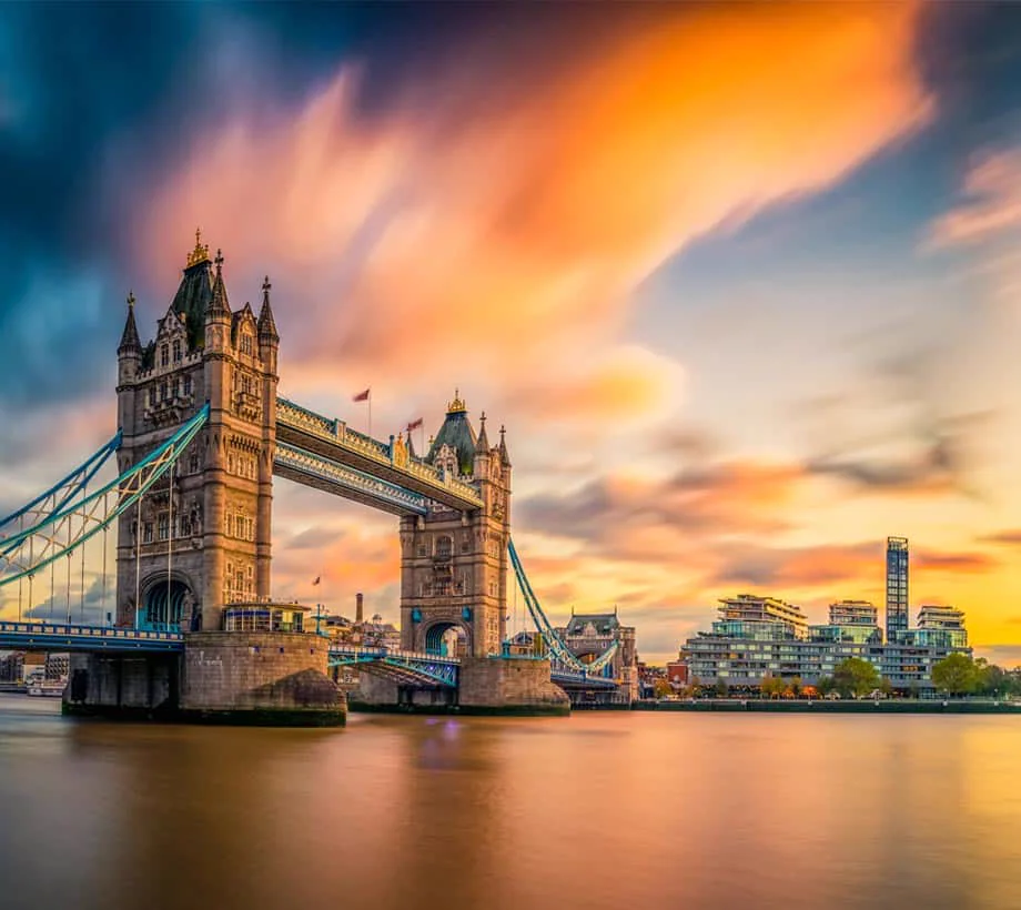 Tower Bridge i London i solnedgång