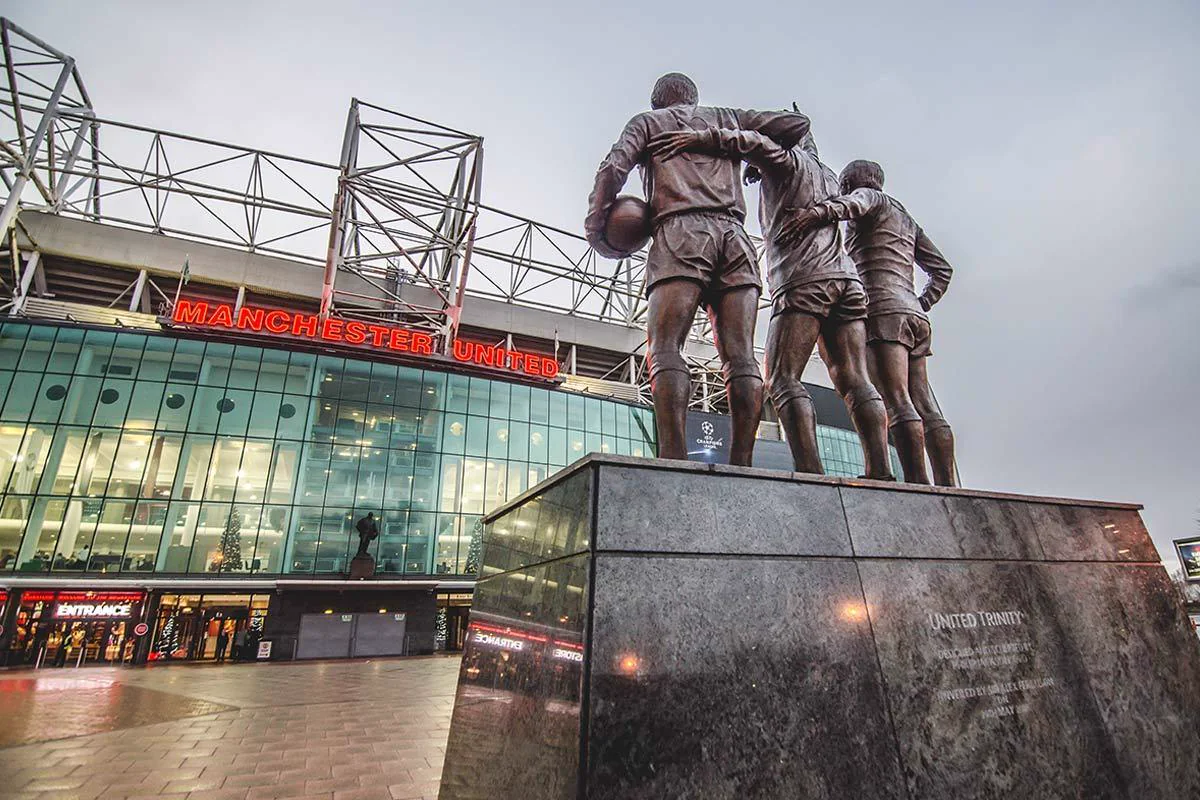 Statyn United Trinity utanför Old Trafford i Manchester