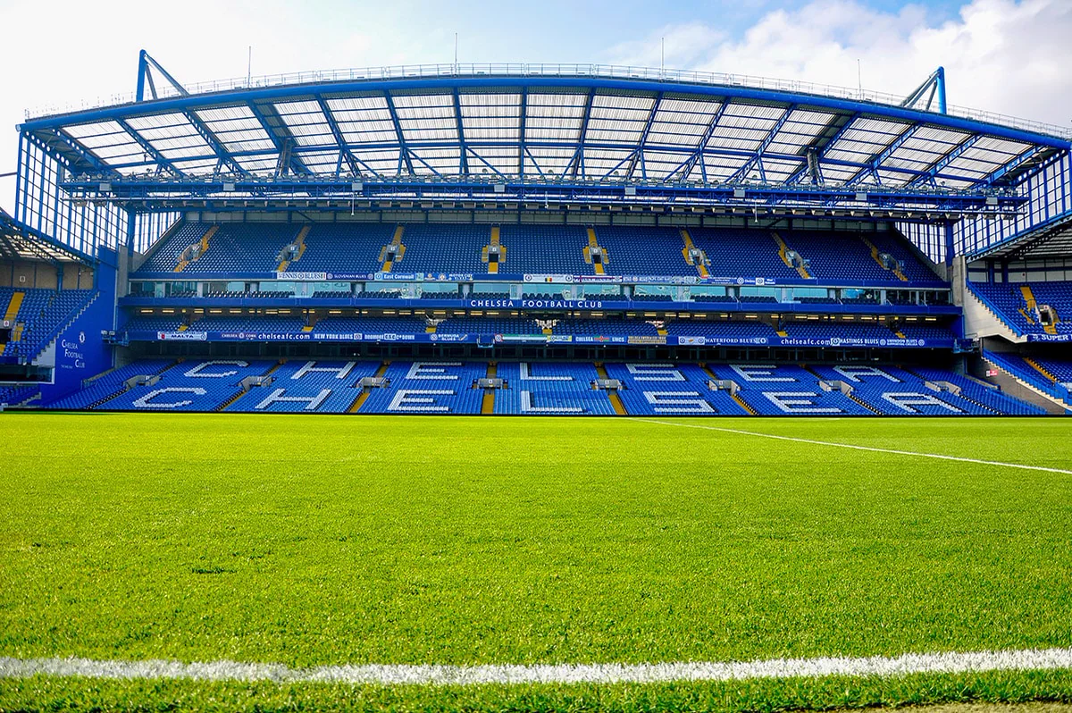 Stamford Bridge inifrån med blå läktare, Chelseas hemmaarena