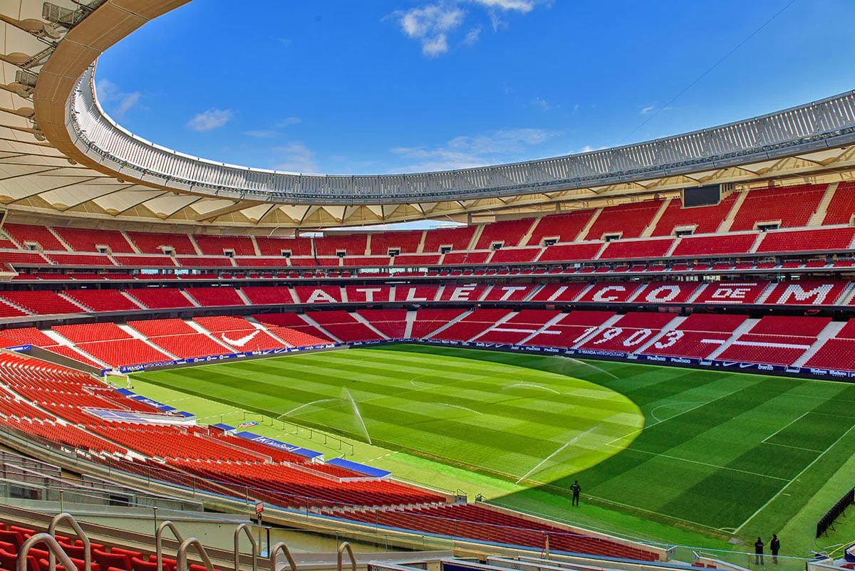 Estadio Metropolitano inifrån med Atlético Madrids röda och vita läktare