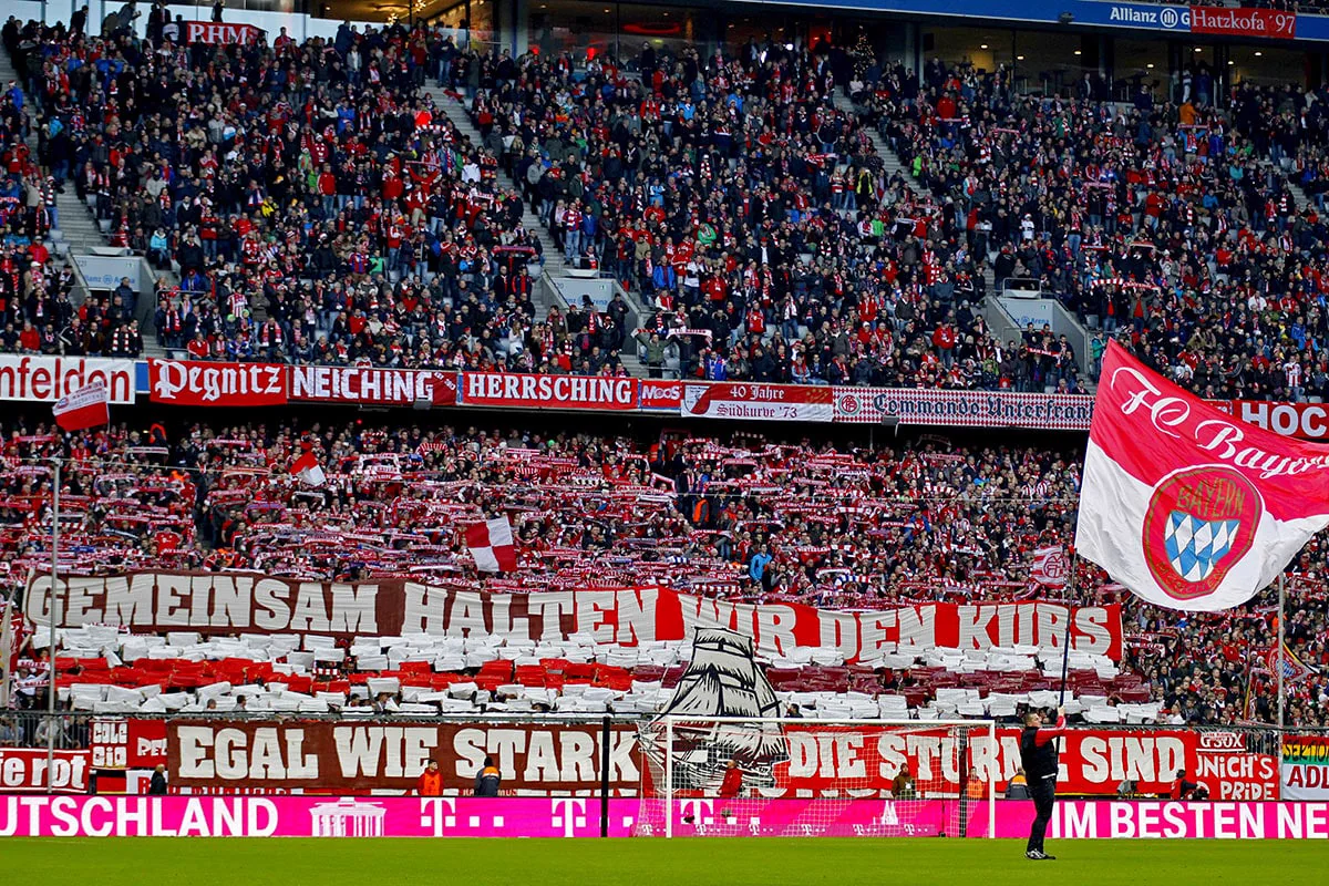 Bayern München-supportrar med flaggor och banderoller på Allianz Arena
