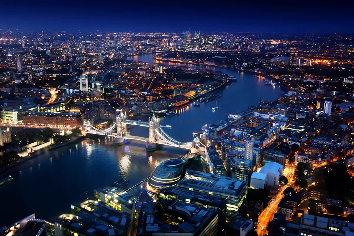 London i kvällsljus med Themsen och Tower Bridge från ovan