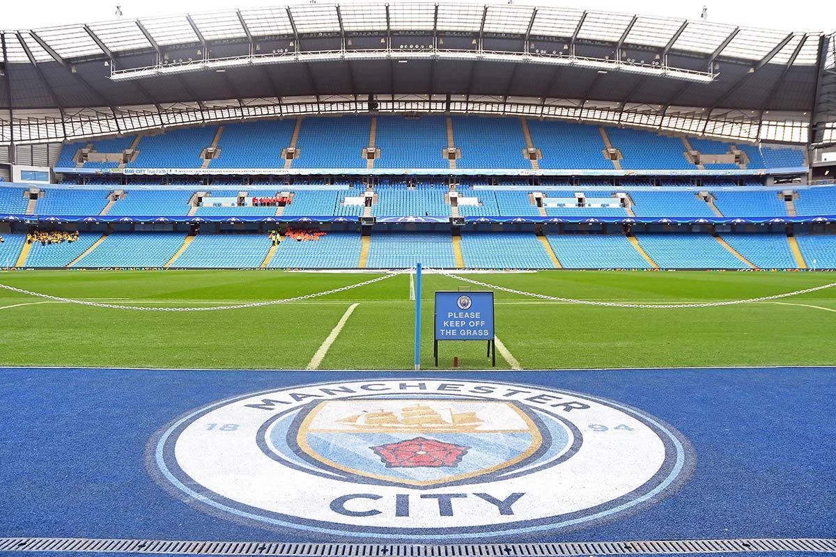 Etihad Stadium inifrån med Manchester Citys klubbmärke vid planen