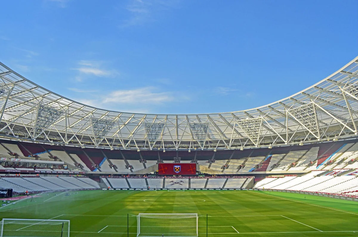 London Stadium inifrån, West Hams hemmaarena, en solig dag