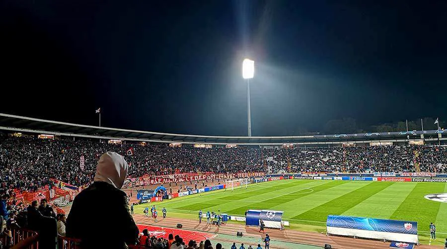 Röda Stjärnans arena Rajko Mitić i Belgrad under en Champions League-kväll